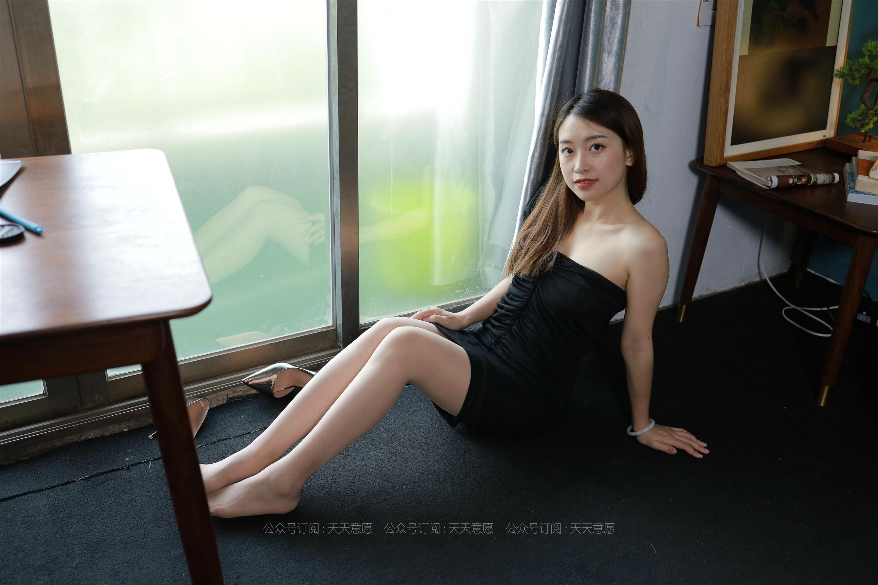 IESS异思趣向  2021.08.16 丝享家891：小婕《黑色包臀裙》